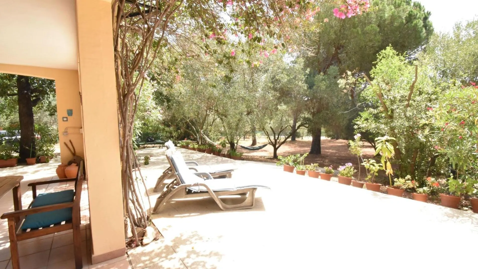 Casa Vacanze Il Bouganville Chia 0*,